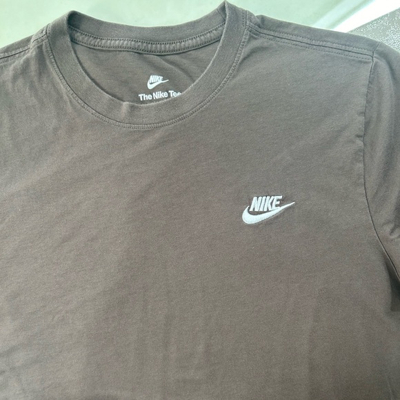 Nike Women’s Tshirt - Picture 8 of 16